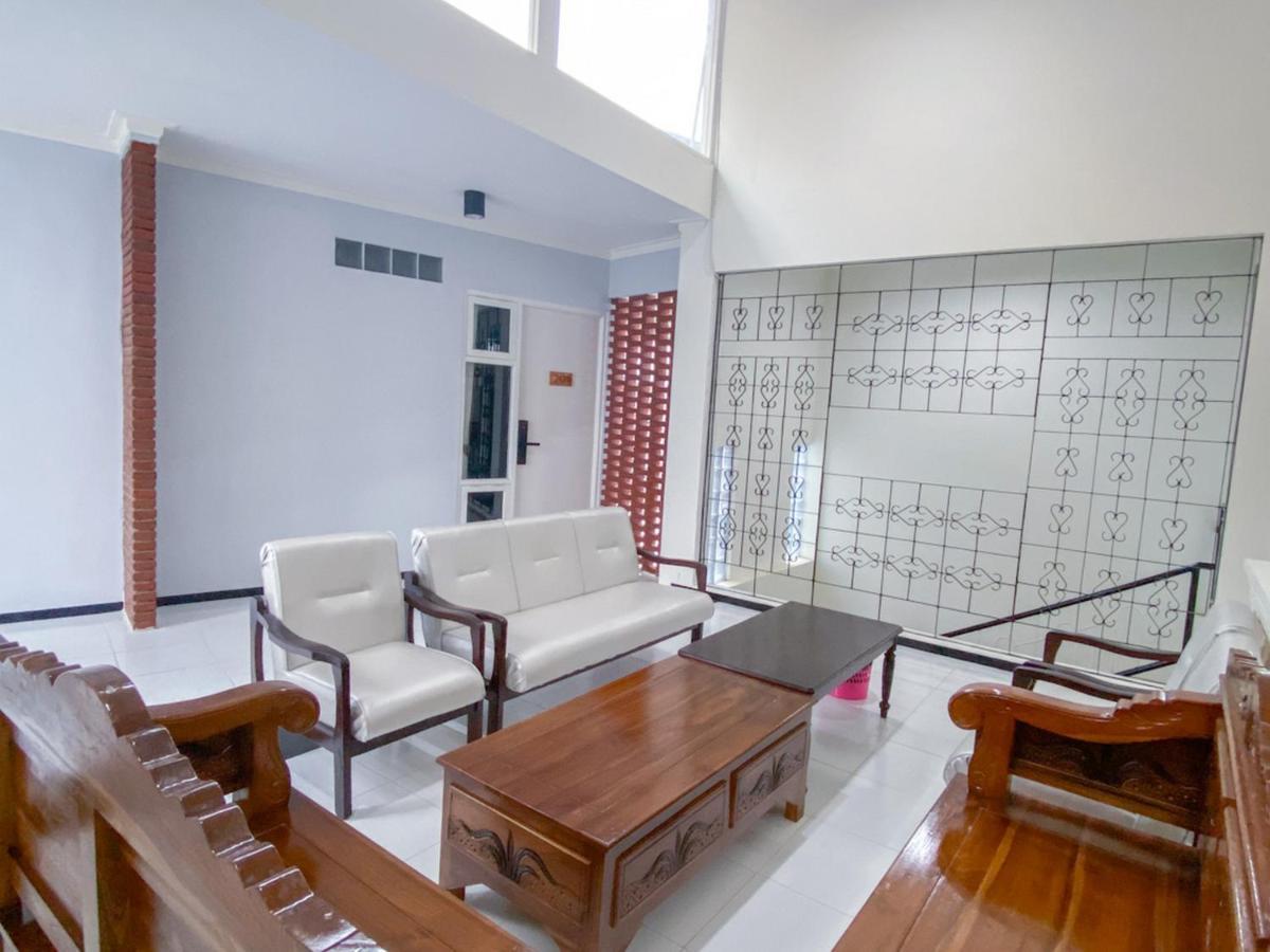 Reddoorz Syariah At Mitra Guest House Malang Extérieur photo