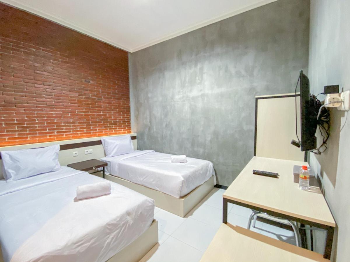 Reddoorz Syariah At Mitra Guest House Malang Extérieur photo
