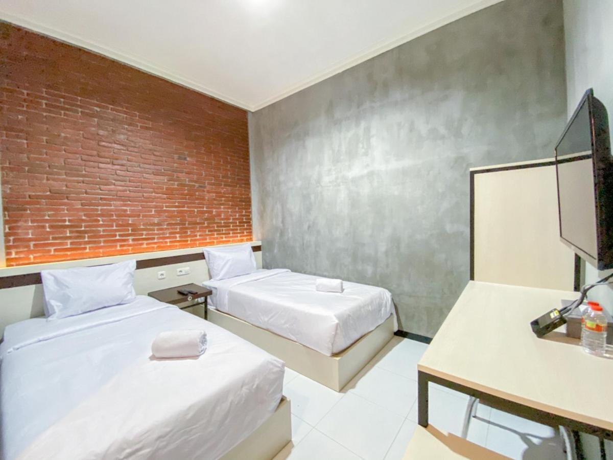 Reddoorz Syariah At Mitra Guest House Malang Extérieur photo