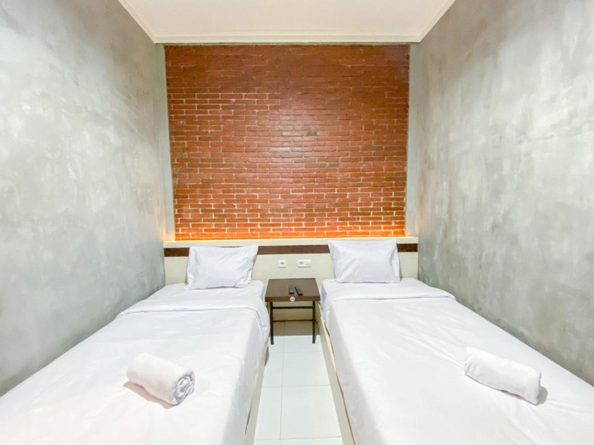 Reddoorz Syariah At Mitra Guest House Malang Extérieur photo