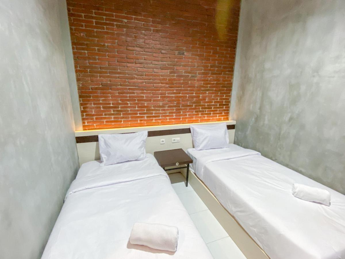 Reddoorz Syariah At Mitra Guest House Malang Extérieur photo